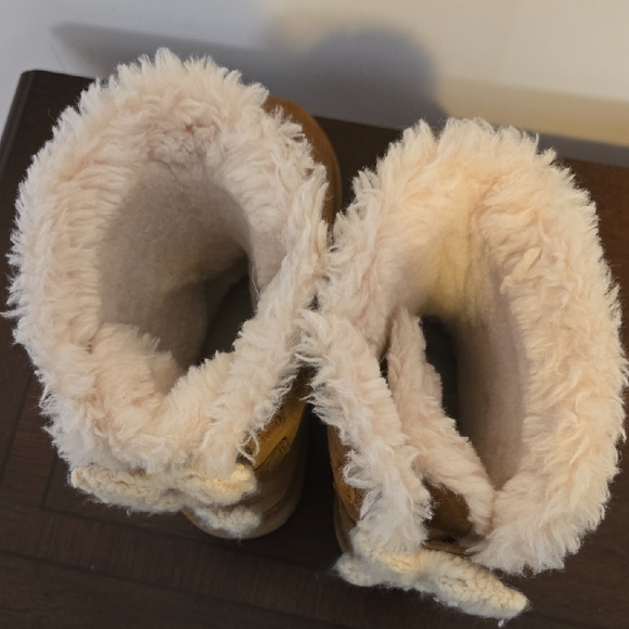 UGG Kids' Brown Boots with Cream Knit Bows - Picture 4 of 4